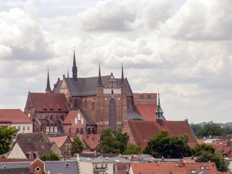Wismar St. Georgen Kirche hinter der Altstadt