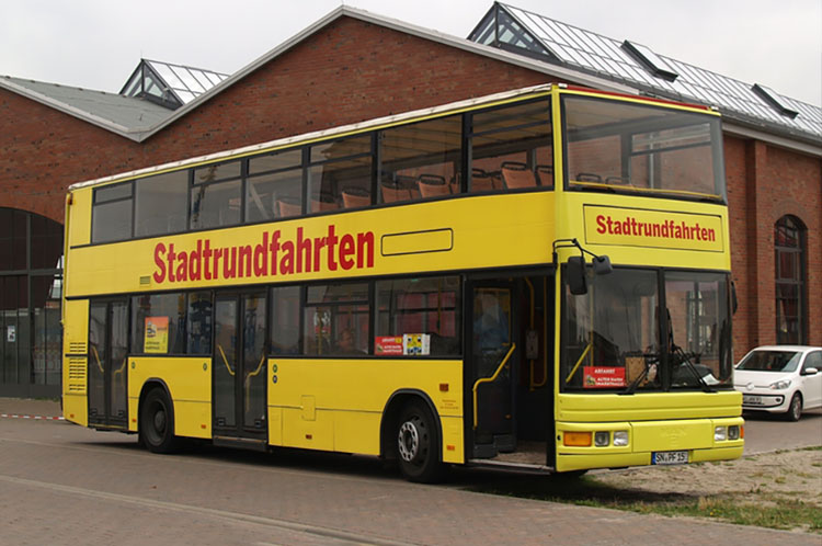 Stadtrundfahrten Wismar Doppeldeckerbus von der Seite