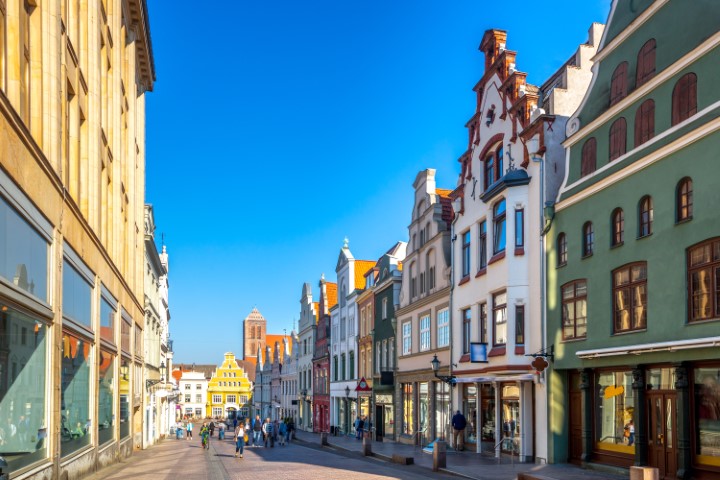 Wismars Altstadt mit den historischen Fassaden der Hansestadt