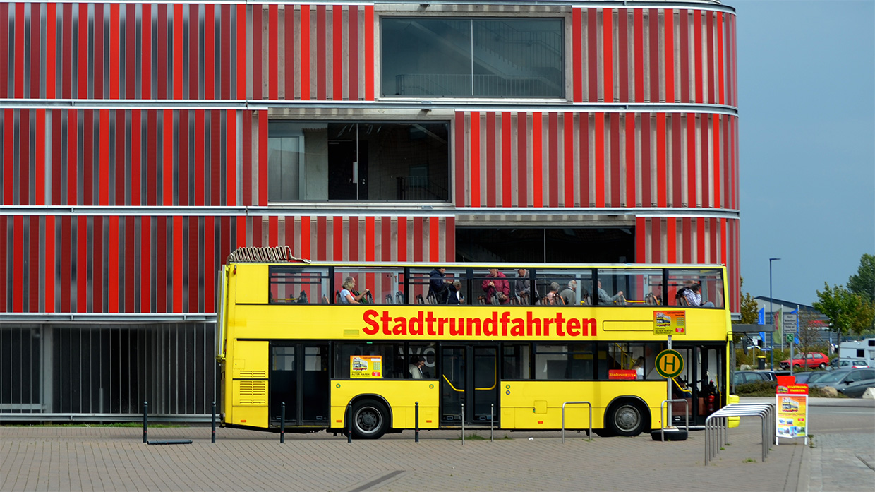 Stadtrundfahrten Wismar Doppeldecker am Abfahrtsort
