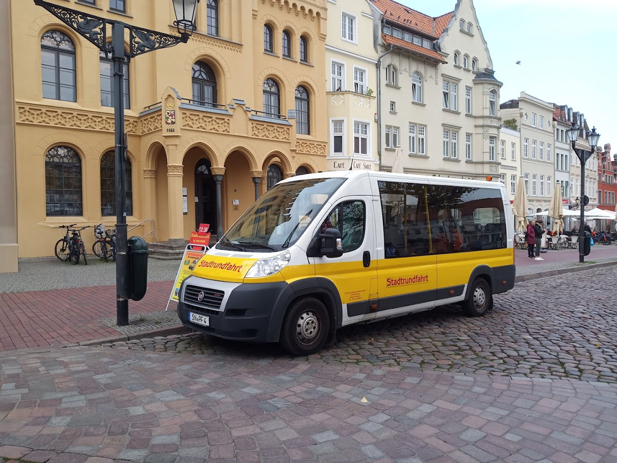 Stadtrundfahrten Wismar Panoramabus am Markt